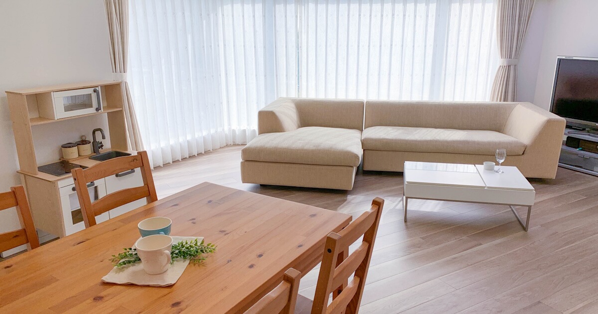 自然光が入るリビングとダイニングのある暮らしの風景